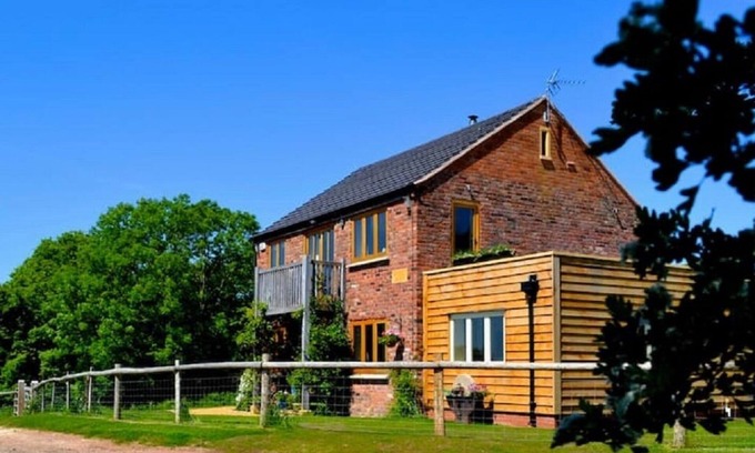 Moreton Valence House | Mutton Barn - The Best rural holiday property in Warwickshire - 10 Guest Unit