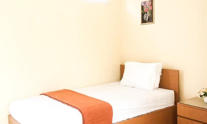Gresik Hotel | Muzdalifa Syariah near Alun Alun Gresik Mitra RedDoorz