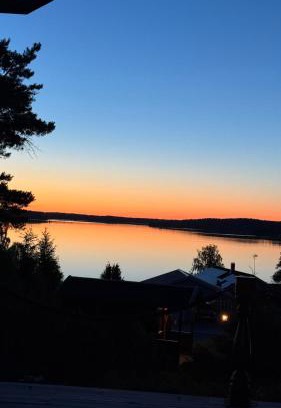 Sigtuna Villa | Mysig timmevilla med sjöutsikt
