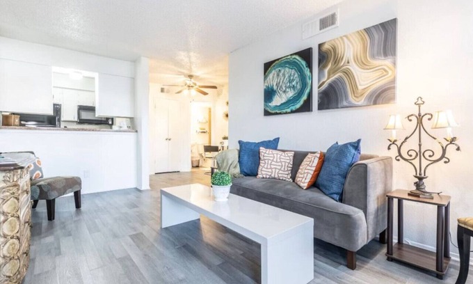 Park Central Apartment | N. Dallas Updated 1 Bedroom Apartment