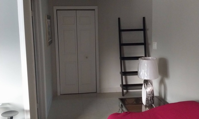 Tar Bay Apartment | n5 mins away from public beach and 3 min from grocery store!