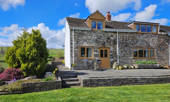 Pontesbury Cottage | NANT-ISA, pet friendly, character holiday cottage in Stiperstones