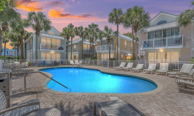 Crystal Beach Condo | Nantucket Cottages Crystal Beach 7A: Pet-friendly w/Gulf views, steps from the beach.