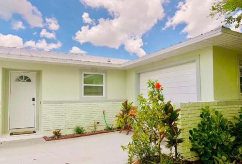 Golden Gate House | Naples 3 Bedroom 2 Bath Home Fenced in yard