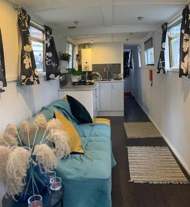 St. Pancras and Somers Town Boat Rental | Narrow Boat moored in London