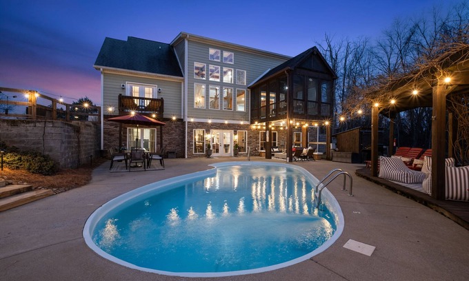 Joelton House | Nashville Best Large Group Retreat– Pool/Hot Tub/Theatre/Karaoke/Gym +