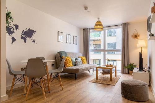 The Westside Apartment | Natural Light City Center Pad