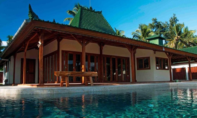 Gili Air Villa | Nautilus Villa is a single floor Private villa traditional Javanese Joglo style