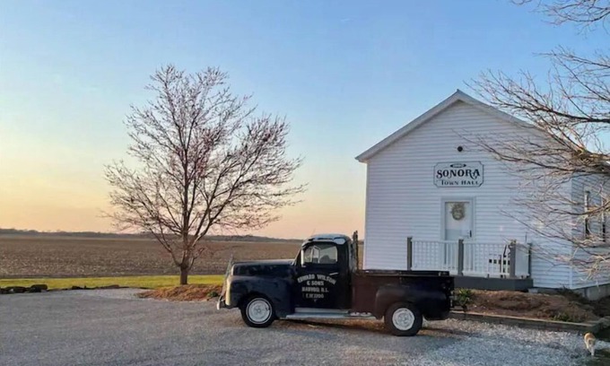 Nauvoo Cottage | Nauvoo with a country view. Visit us here on the farm for a perfect unique stay