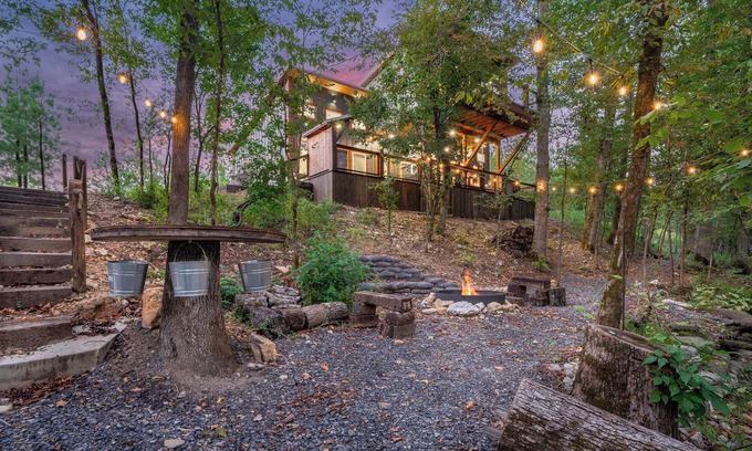 Golden Cabin | Navajo Rug-Creek/Hot Tub/Playground/Firepit/Swing Bed/Grill/Pet Friendly
