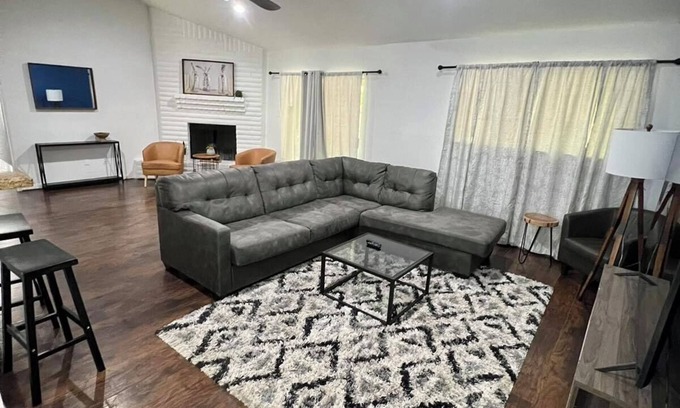 Barker House | Near Airport 8beds,Pool table, Parking, Backyard, Wi-FI