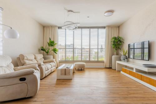 Kiryat Yam Apartment | Near Beach, Wonderful Penthouse