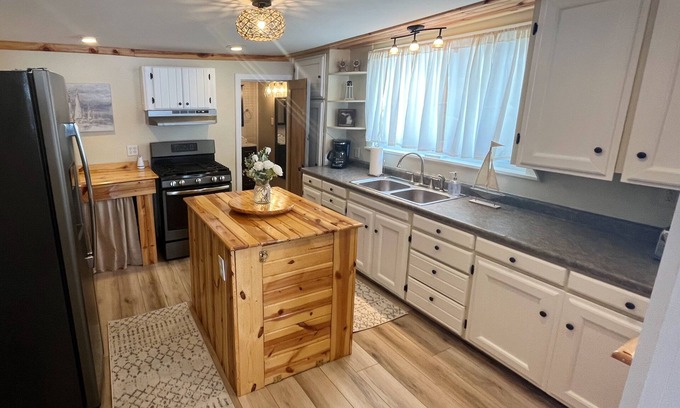 Manistee House | Near Downtown & Beaches! Dogs Stay for Free!