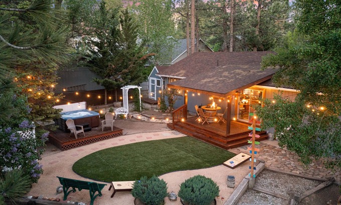 Fox Farm Cabin | Near Lake & Village - Gorgeous! ❤️ Fenced Spa EV Fire pit Ping Pong