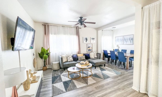 Willmore House | Near Long Beach Downtown Full House | 2 King6Queen