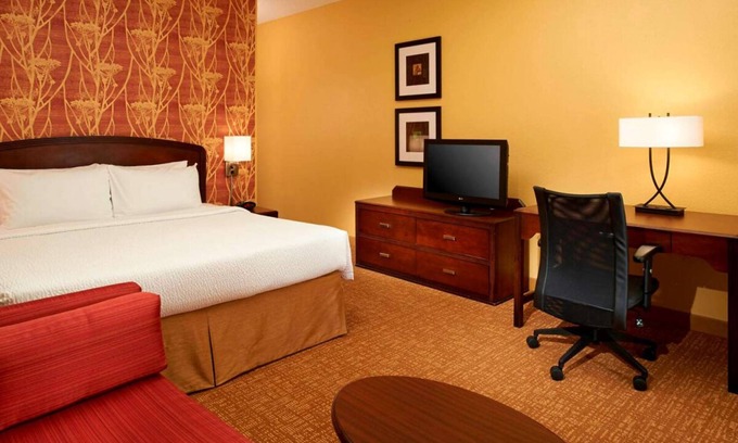 West Dundee Resort | Near Raceway Woods Forest Preserve! Indoor Pool w/FREE Parking, Pet-Friendly!