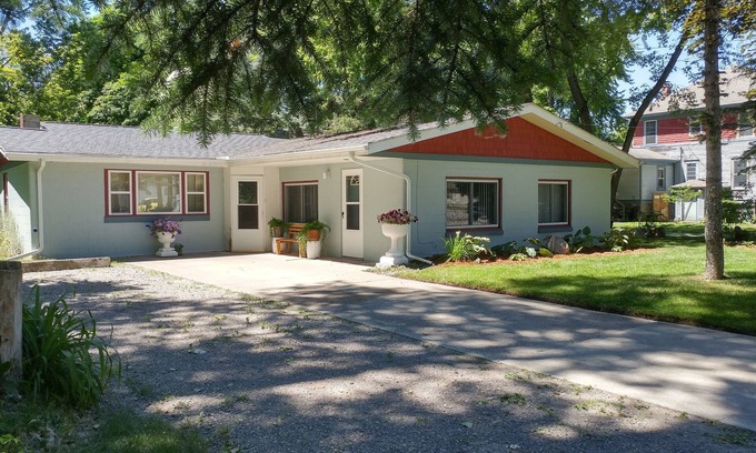 Bay City Cottage | Near Saginaw Bay and Saginaw River