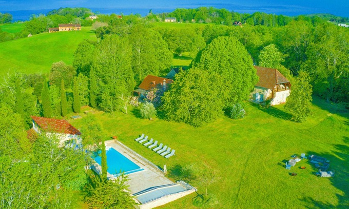 Simeyrols Bed & Breakfast | Near Sarlat CHEZ-SOI in the middle of nowhere + Pool/Spa & Jacuzzi