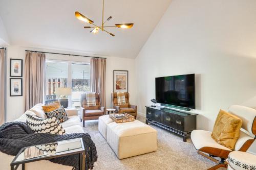 Beaverton House | Near Shops and Cafes Beaverton Haven with Luxe Decor!