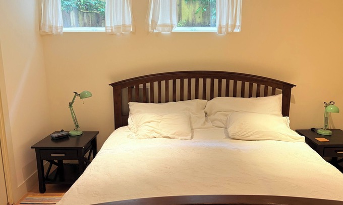 Dunbar House | Near UBC, downtown, airport, beach & only blocks from forested park & transit.