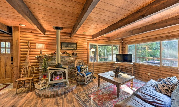 Pollock Pines House | Near Vineyards Cabin with Hot Tub in Pollock Pines!