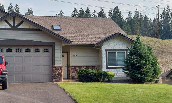 Fairwood House | Near Whitworth University, quiet, dead end street