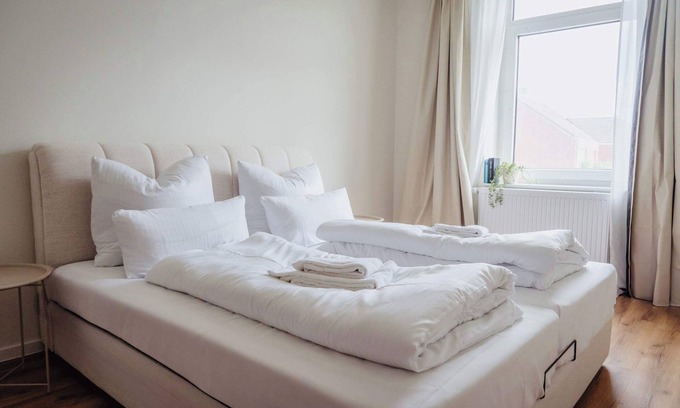 Celle Apartment | Nearby Town Hall, exclusive designer furnishings