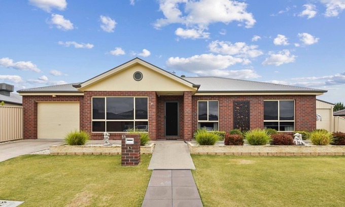 Horsham House | Neat, Quiet and Close to River