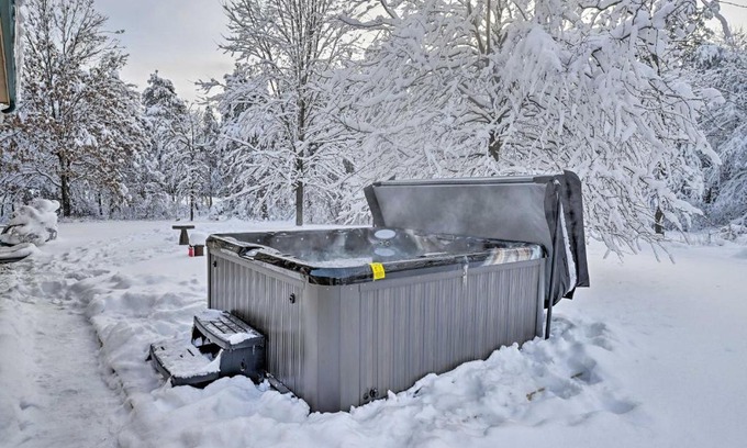 Rome House | Nekoosa Golf Course Retreat with Hot Tub!