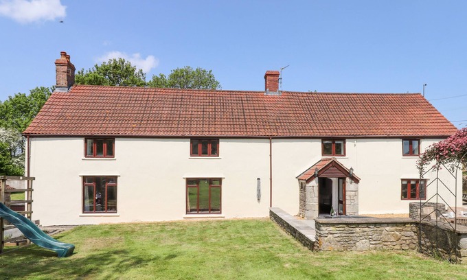 Compton Martin House | NEMPNETT FARMHOUSE, pet friendly, with hot tub in Blagdon