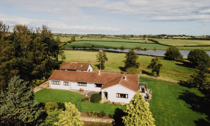 Wingate House | Nest @ Red Hurworth - hot tub with reservoir views