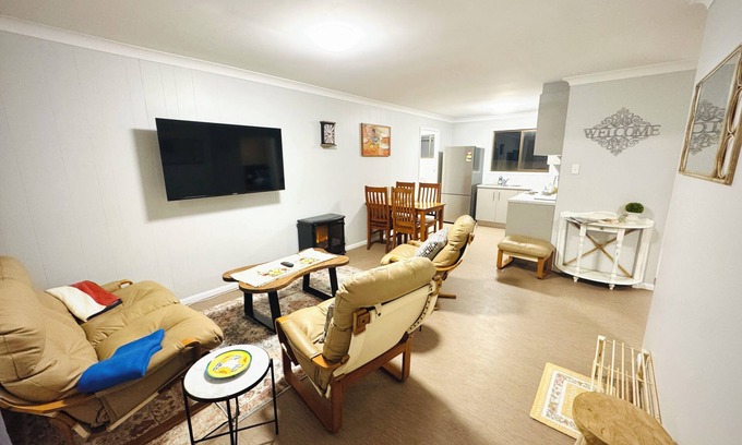 Stanthorpe House | Nestled Next Door| Cozy Designer Unit, Peaceful, Close to everything