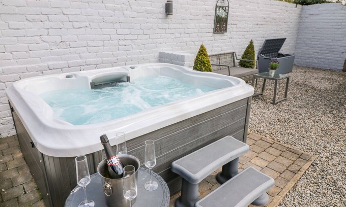 Hardstoft Cottage | NETHERFIELD COTTAGE, family friendly, with hot tub in Pilsley