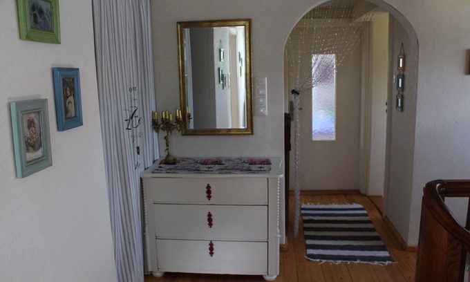 Theres Apartment | Neu renoviertes Ferienhaus mit Holzofenherd und Terrasse mit Garten
