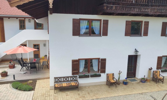 Surberg House | Neu Saniertes Ferienhaus Umgeben von Malerischen Wiesen