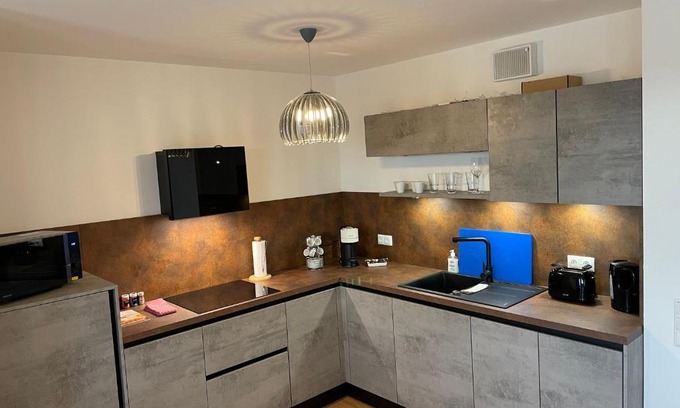 Schirmitz Apartment | Neue DG-Wohnung,riesen Balkon,Aufzug,Parkplatz,NETFLIX