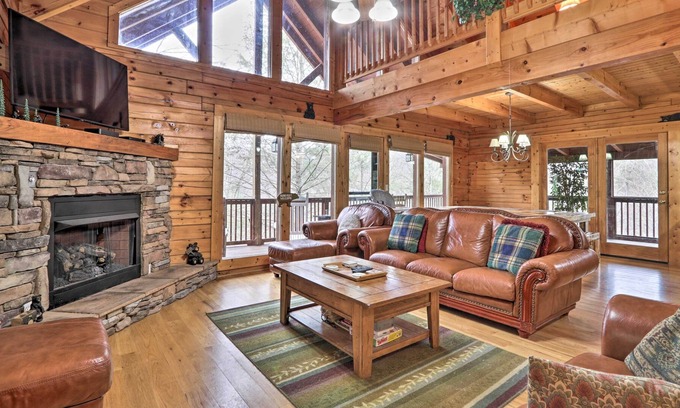 Gatlinburg - Pigeon Forge Cabin | 'Neverland Cabin' w/ Screened Porch & Hot Tub