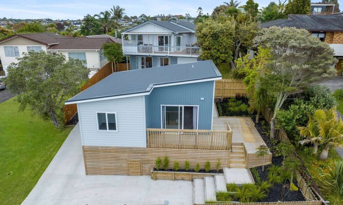 Red Beach House | New 2 bedroom house 900m from beach