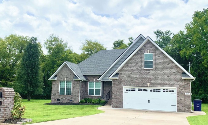 Shelbyville House | NEW 4 Bdrm house in Shelbyville - great neighborhood, 2 mi to Cooper Steel Arena