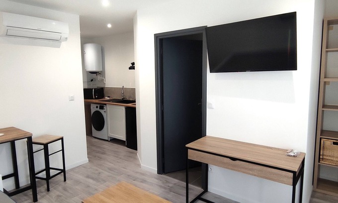 Chambray-les-Tours Apartment | NEW AIR CONDITIONED STUDIO + enclosed PK (Washer/dryer - Fiber Internet - Android TV)