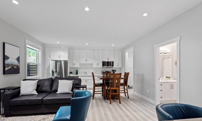 North Cowichan House | New and spacious suite close to town, attractions and hospital