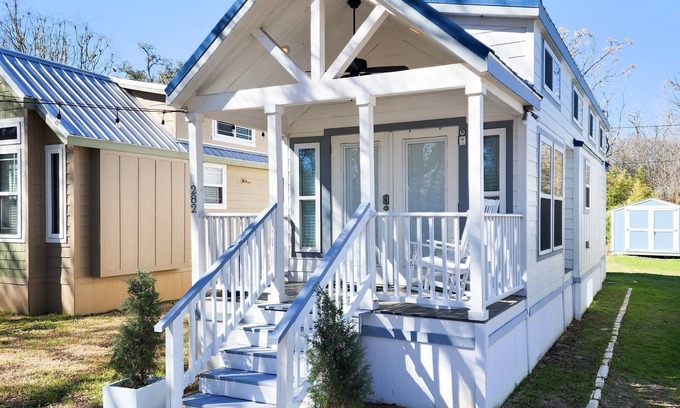 Staples Cabin | New! Beautiful, Modern Cabin by San Marcos River!