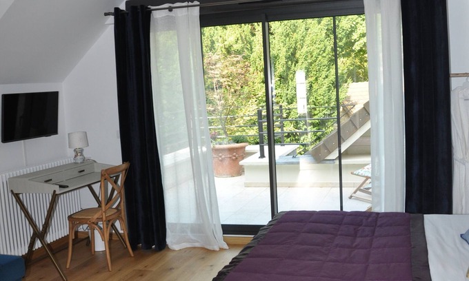 L'Isle-Adam House | New - Bed and Breakfast and rooftop - center of L'isle Adam - Le clos de l'Isle
