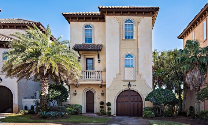 St. Tropez House | NEW~ Bella Beach ~ Sleeps 10 ~ Minutes to the Beach