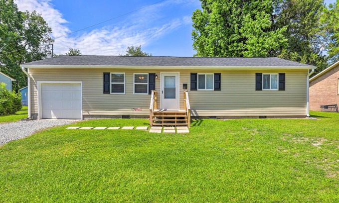 New Bern House | New Bern Abode with Yard about 2 Mi to Neuse River