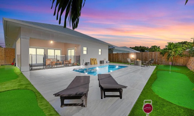 Jensen Beach House | New Build- Mini Golf Course-Heated Saltwater Pool-Game Room