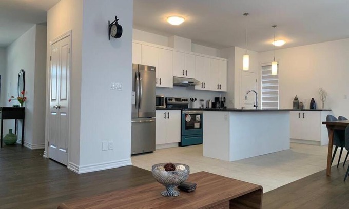 Niagara Falls House | New-built 4 bedrooms Niagara House
