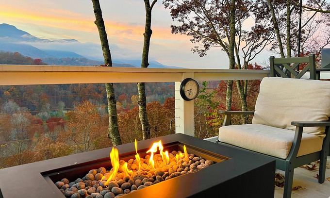 Burnsville Cabin | New Cabin with Big Views, Fire Table, 2 Primaries