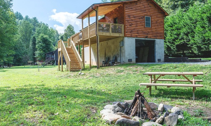 Deep Gap Cabin | New Cabin with Fiber OPTICS WIFI,HOT TUB, STOCKED CREEK