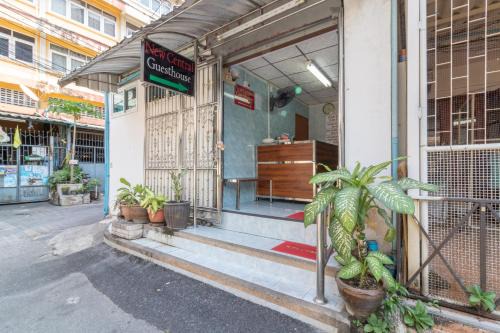 Wat Bowon Niwet House | New Central Guesthouse